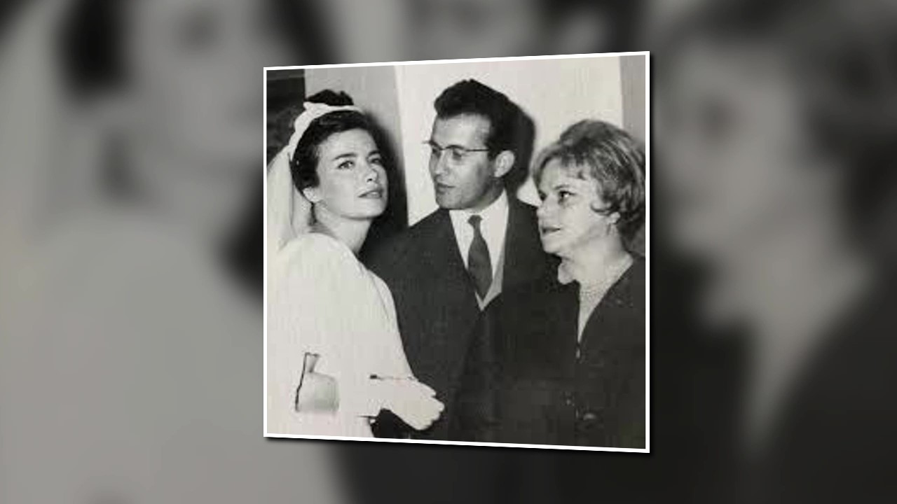 6 Μαΐου 1962 : Ο Δημήτρης Παπαμιχαήλ και η Δέσπω Διαμαντίδου εύχονται στην Τζένη Καρέζη για τον γάμο της με τον Ζάχο Χατζηφωτίου. Ούτε το ένα ζευγάρι, ούτε το άλλο έμειναν μαζί στα επόμενα χρόνια. Ο Παπαμιχαήλ και η Διαμαντίδου ήταν σύντροφοι για σχεδόν μια δεκαετία, η σχέση τους όμως έληξε όταν ο ηθοποιός έκανε το 1964 πρόταση γάμου στην Αλίκη Βουγιουκλάκη στη σκηνή του θεάτρου «Κεντρικόν», όπου πρωταγωνιστούσαν μαζί στην «Κολόμπ» του Ανούιγ, με την Δέσπω Διαμαντίδου να συμμετέχει στο θίασο. Όσο για τον πολυσυζητημένο γάμο Καρέζη- Χατζηφωτίου έλαβε τέλος λόγω ασυμφωνίας χαρακτήρων λίγο αργότερα, με τους δυο τους ωστόσο να παραμένουν φίλοι μέχρι το τέλος της ζωής της ηθοποιού