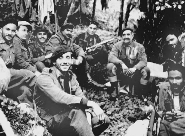 Ο Γεώργιος Γρίβας με αγωνιστές της ΕΟΚΑ | 𝐏𝐡𝐨𝐭𝐨 𝐛𝐲 𝐬𝐚𝐧𝐬𝐢𝐦𝐞𝐫𝐚.𝐠𝐫
