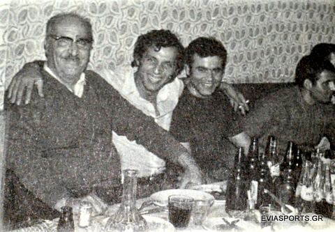 «Πρωτέας» Χαλκίδος, 1972 ‐ Η πατρική μορφή του Τάσου Πετρόπουλου του «Πρωτέα». ❝Τα τσιγάρα, τα ποτά, τα ξενύχτια❞ και τα παιδιά… ο Παπαδέδες, ο Σαλεμής (φίλαθλος), ο Ενωτιάδης, ο Γαλιγιάννης και ο Κριμίτσας ║ 𝐏𝐡𝐨𝐭𝐨 𝐛𝐲 𝐄𝐕𝐈𝐀𝐒𝐏𝐎𝐑𝐓𝐒.𝐆𝐑