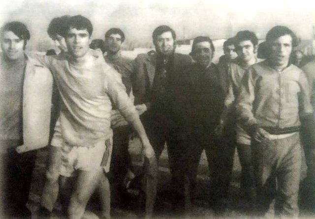 «Πρωτέας», 1975 ⎯ O Βαγγέλης Κοκοκύρης και ο Φώτης Σακελλάρης μετά από μια επιτυχία της ομάδας ║ 𝐏𝐡𝐨𝐭𝐨 𝐛𝐲 𝐄𝐕𝐈𝐀𝐒𝐏𝐎𝐑𝐓𝐒.𝐆𝐑