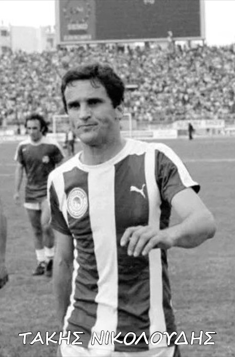 Ο Τάκης Νικολούδης με την ερυθρόλευκη φανέλα