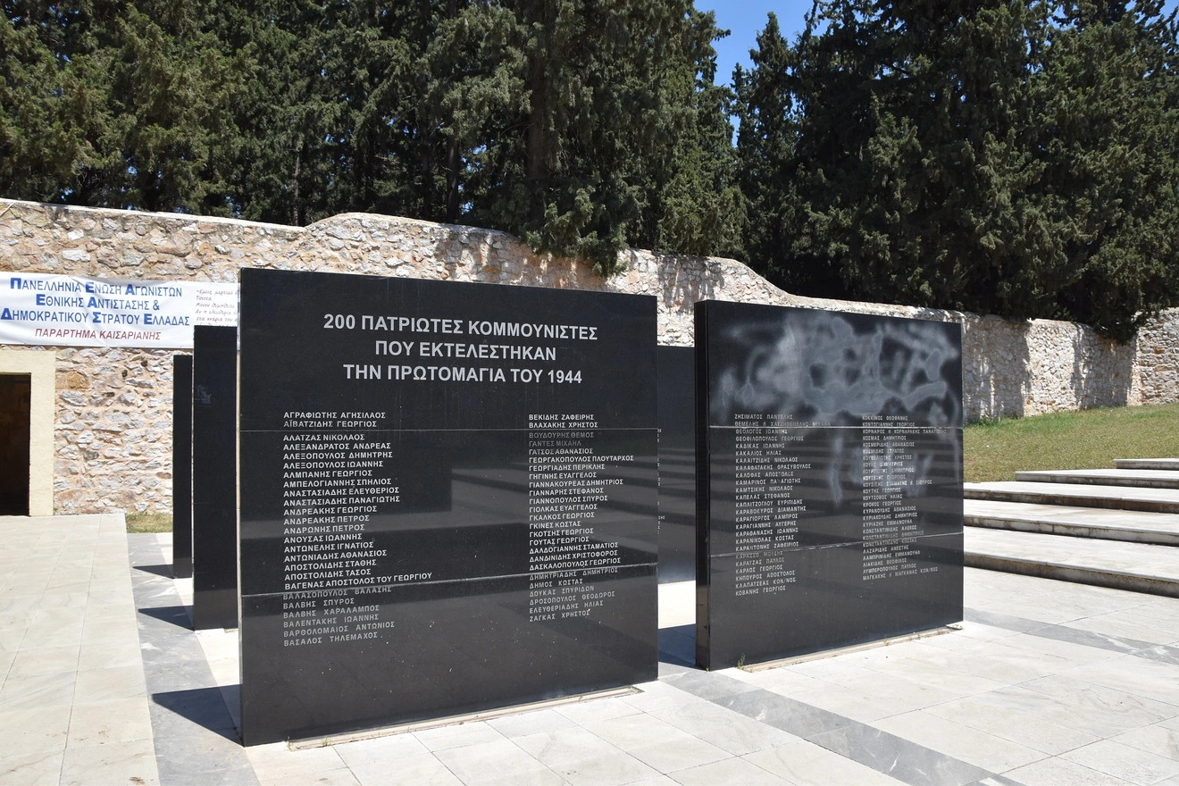 Το μνημείο με τα ονόματα των 200 εκτελεσθέντων την Πρωτομαγιά ║ 𝐑𝐞𝐚𝐝𝐞𝐫.𝐠𝐫