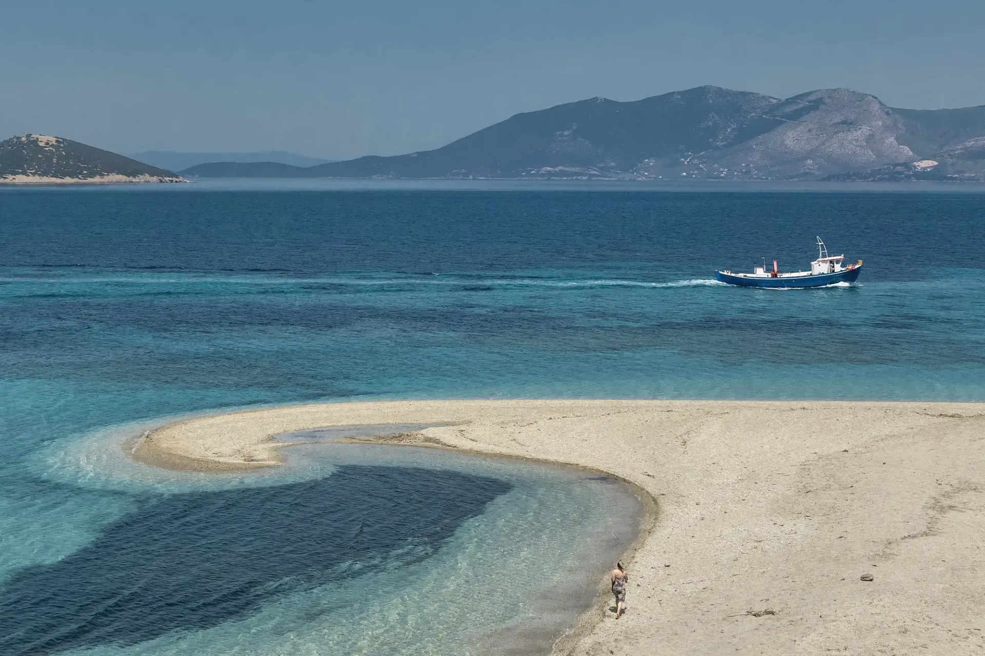 Η παραλία στο Μαρμάρι με τη χαρακτηριστική «αμμογλώσσα» έγινε παγκοσμίως διάσημη το 2020, λόγω του σποτ του Υπουργείου Τουρισμού ┃ 𝐏𝐡𝐨𝐭𝐨 : Περικλής Μεράκος ║ 📷 𝐛𝐲 𝐭𝐫𝐚𝐯𝐞𝐥.𝐠𝐫