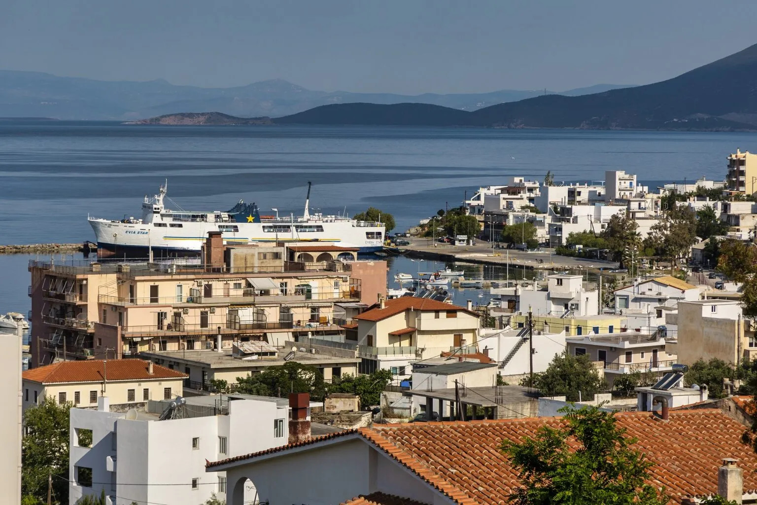 Μετά τη δεκαετία του ❜60 το Μαρμάρι εξελίχθηκε από ψαροχώρι σε θέρετρο καλοκαιρινών διακοπών στη νότια Εύβοια ┃ 𝐏𝐡𝐨𝐭𝐨 : Περικλής Μεράκος ║ 📷 𝐛𝐲 𝐭𝐫𝐚𝐯𝐞𝐥.𝐠𝐫