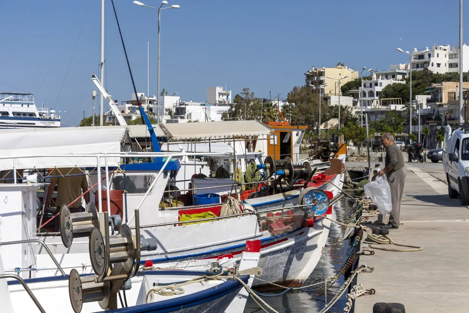 Από τις 8 το βράδυ και μετά, ο κεντρικός δρόμος προς το λιμάνι μετατρέπεται σε πεζόδρομο ┃ 𝐏𝐡𝐨𝐭𝐨 : Περικλής Μεράκος ║ 📷 𝐛𝐲 𝐭𝐫𝐚𝐯𝐞𝐥.𝐠𝐫