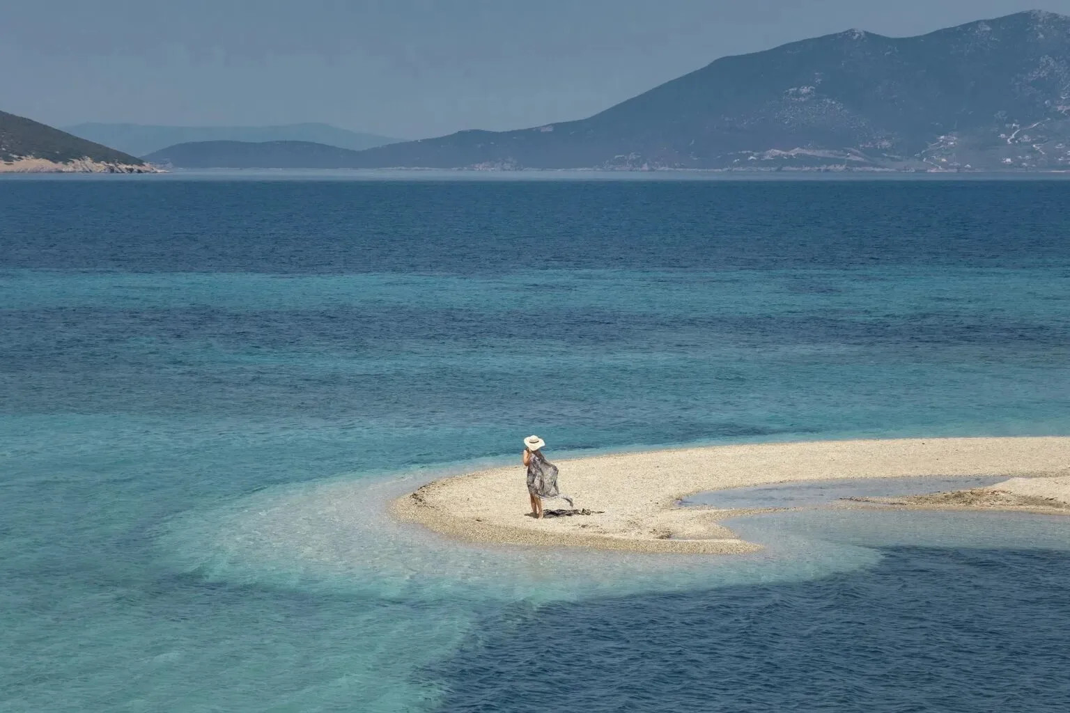 H παραλία Μεγάλη Άμμος έχει οργανωμένες υποδομές για όσους αγαπούν το wind surfing και το 𝐤𝐢𝐭𝐞 𝐬𝐮𝐫𝐟𝐢𝐧𝐠 ┃ 𝐏𝐡𝐨𝐭𝐨 : Περικλής Μεράκος ║ 📷 𝐛𝐲 𝐭𝐫𝐚𝐯𝐞𝐥.𝐠𝐫