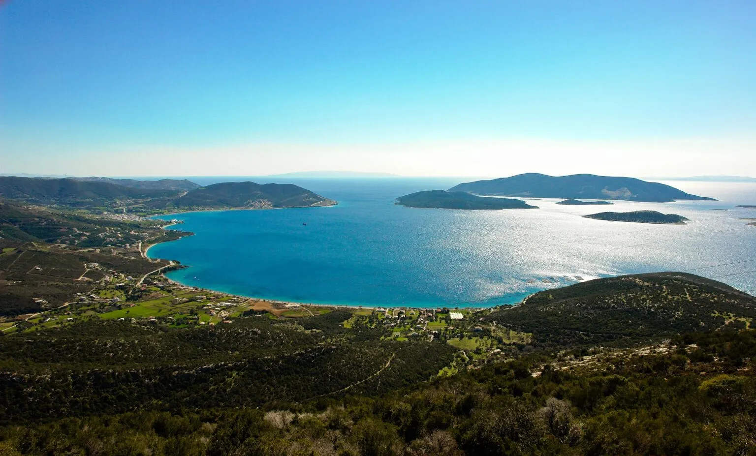 Παίρνοντας το καϊκάκι από το Μαρμάρι θα πάτε στους Πεταλιούς, που επονομάζονται και «Σεϋχέλλες της Ελλάδας» ┃ 𝐏𝐡𝐨𝐭𝐨 : Αθανάσιος Ζαφείρης ║ 📷 𝐛𝐲 𝐭𝐫𝐚𝐯𝐞𝐥.𝐠𝐫