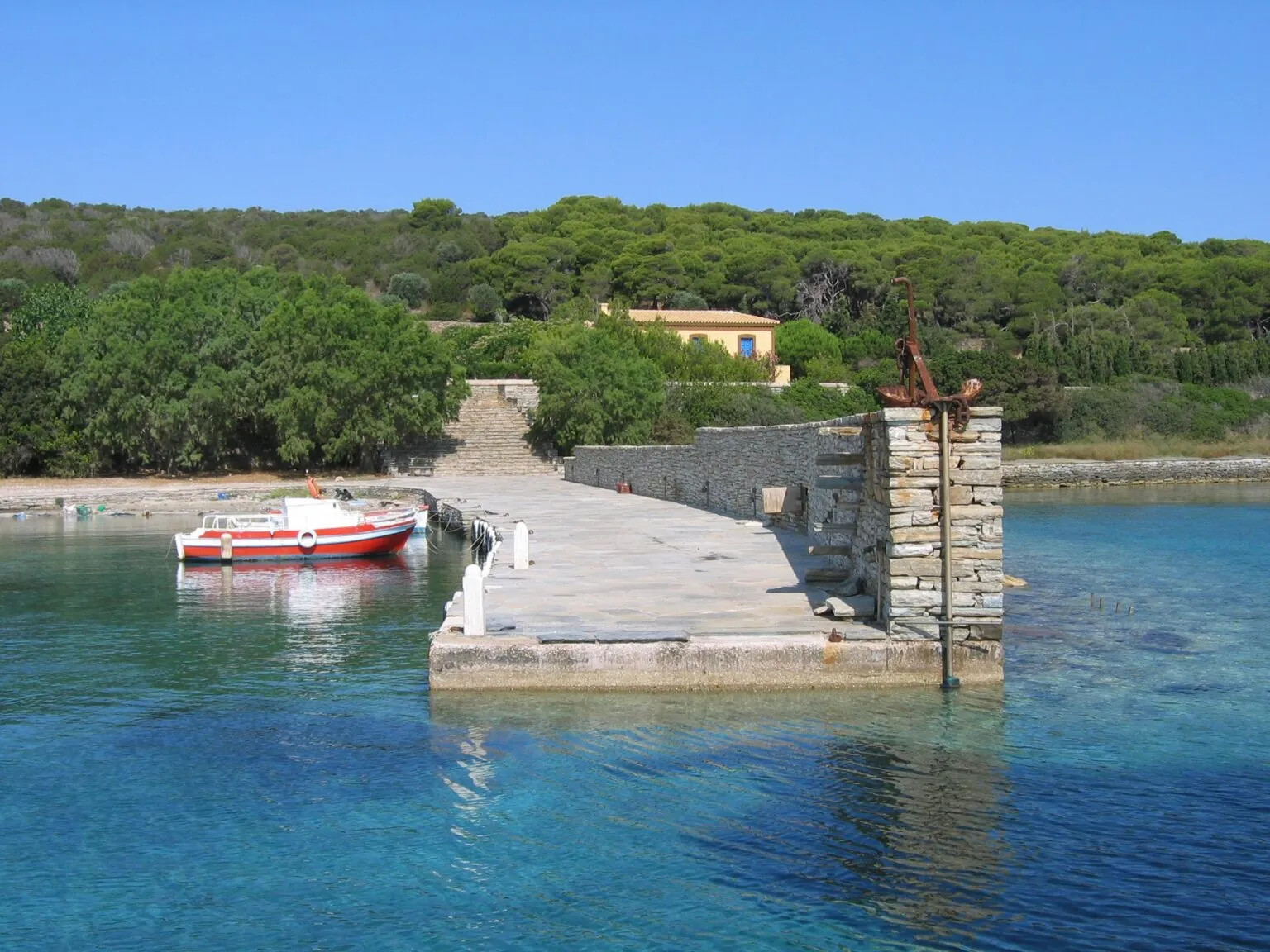Η βίλα των Πεταλιών που άνηκε στην Παλόμα Πικάσο, κόρη του διάσημου ζωγράφου ┃ 𝐏𝐡𝐨𝐭𝐨 : Αθανάσιος Ζαφείρης ║ 📷 𝐛𝐲 𝐭𝐫𝐚𝐯𝐞𝐥.𝐠𝐫