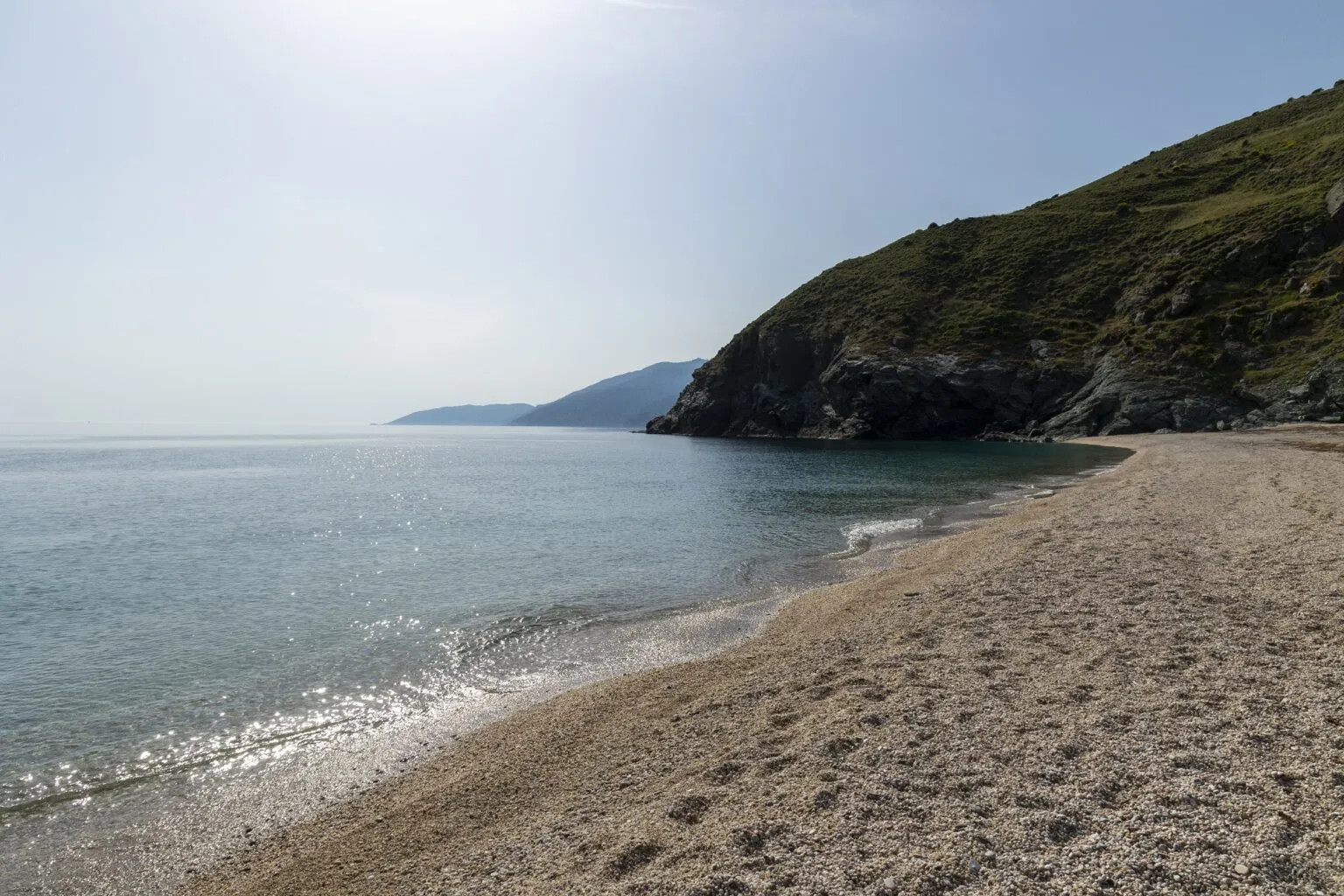 Η παραλία Γιαννίτσι είναι σχετικά ερημική και έχει άμμο και ψιλό βοτσαλάκι ┃ 𝐏𝐡𝐨𝐭𝐨 : Περικλής Μεράκος ║ 📷 𝐛𝐲 𝐭𝐫𝐚𝐯𝐞𝐥.𝐠𝐫