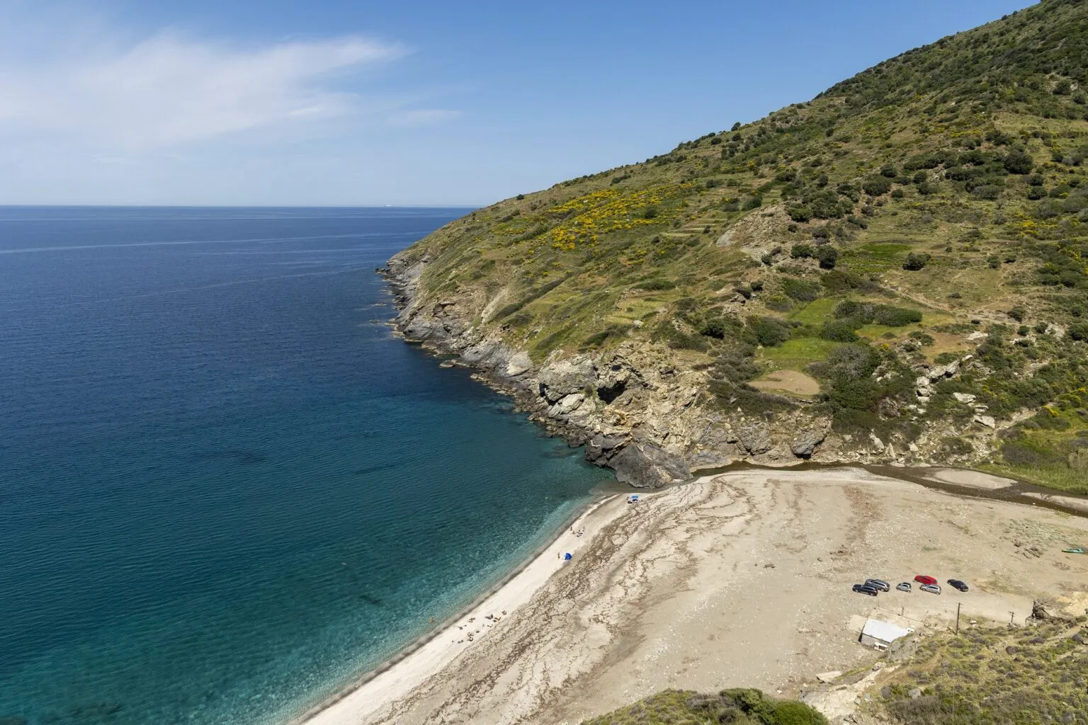 Το φαράγγι βγαίνει στην παραλία του Καλλιανού, όπου το ρέμα του ενώνεται με τη θάλασσα ┃ 𝐏𝐡𝐨𝐭𝐨 : Περικλής Μεράκος ║ 📷 𝐛𝐲 𝐭𝐫𝐚𝐯𝐞𝐥.𝐠𝐫
