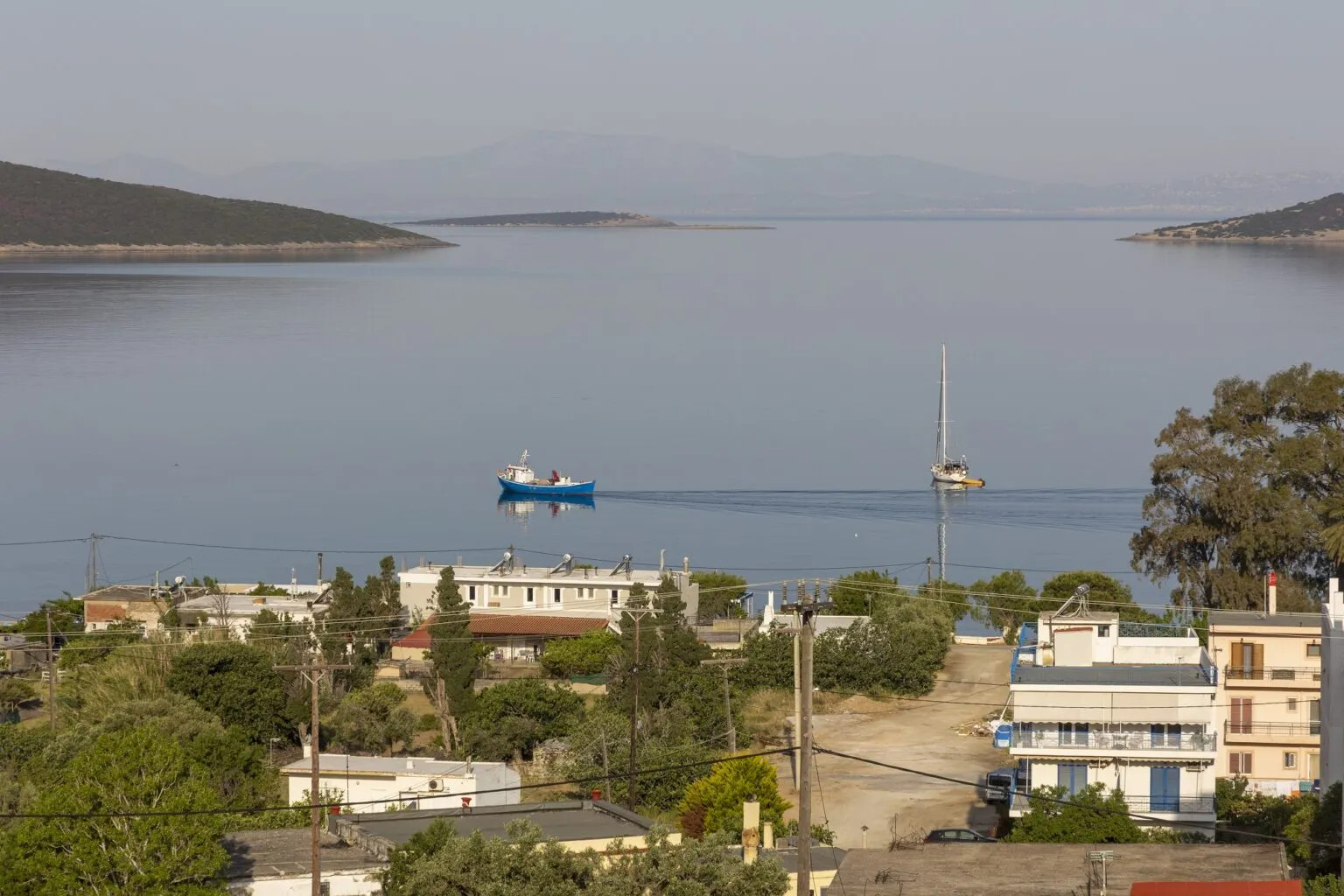 Το Μαρμάρι είναι πόλος έλξης για διεθνείς επισκέπτες κι έτσι έχει αρκετές καλές επιλογές για διαμονή ┃ 𝐏𝐡𝐨𝐭𝐨 : Περικλής Μεράκος ║ 📷 𝐛𝐲 𝐭𝐫𝐚𝐯𝐞𝐥.𝐠𝐫